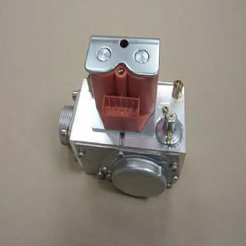 Gasventil von Remeha, metallische Bauweise, mit elektrischen Anschlüssen und mehreren Anschlusspunkten, auf neutralem Hintergrund.
